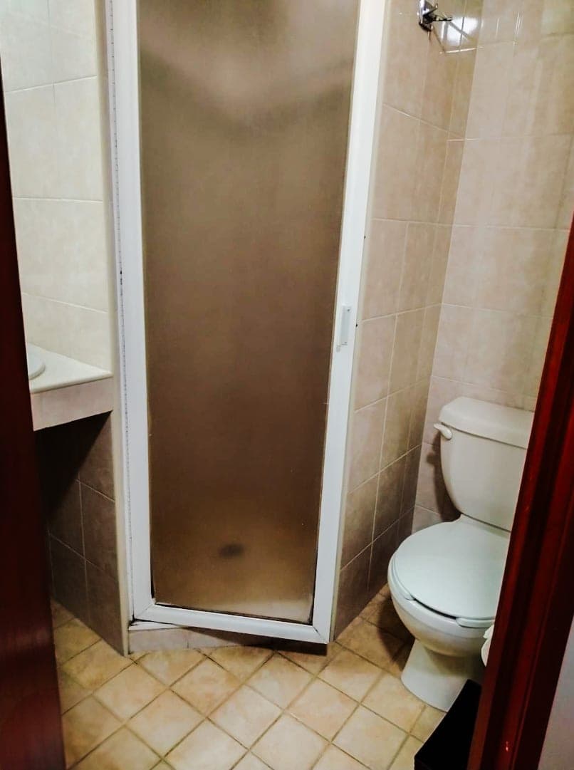 Baño privado completo con ducha en Hotel Express Hermitage