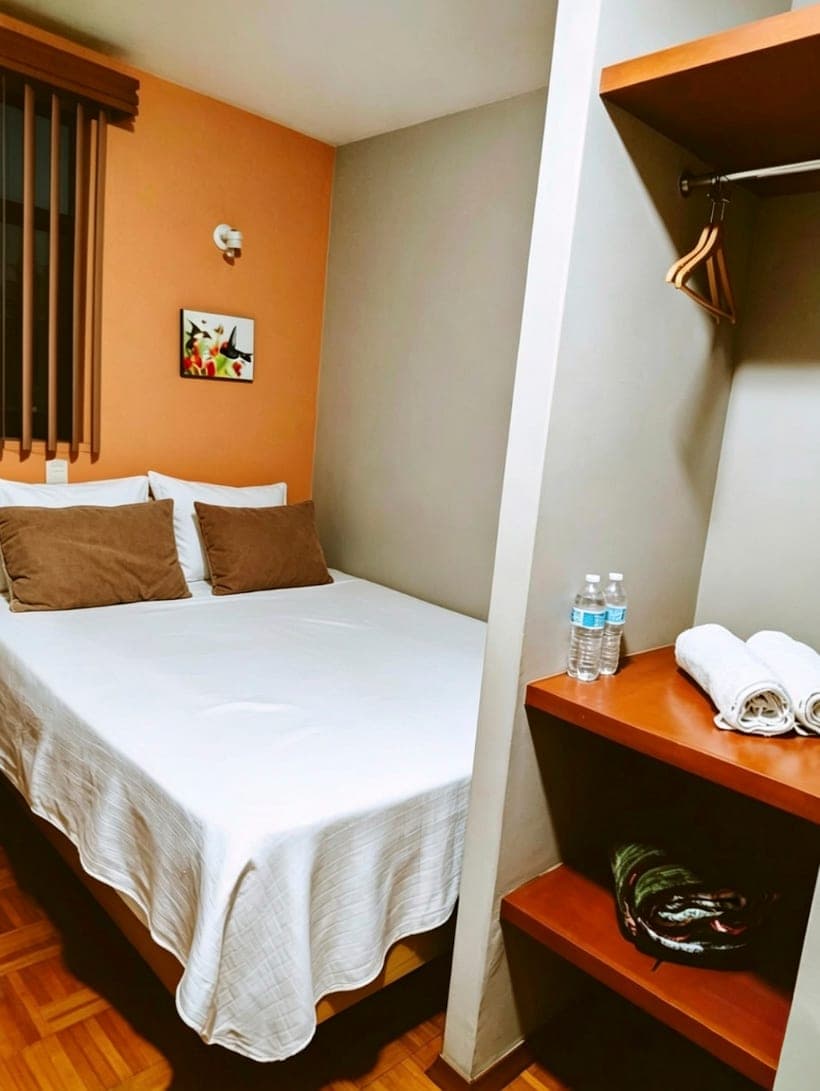 Espacio funcional y mesa de noche en habitación sencilla