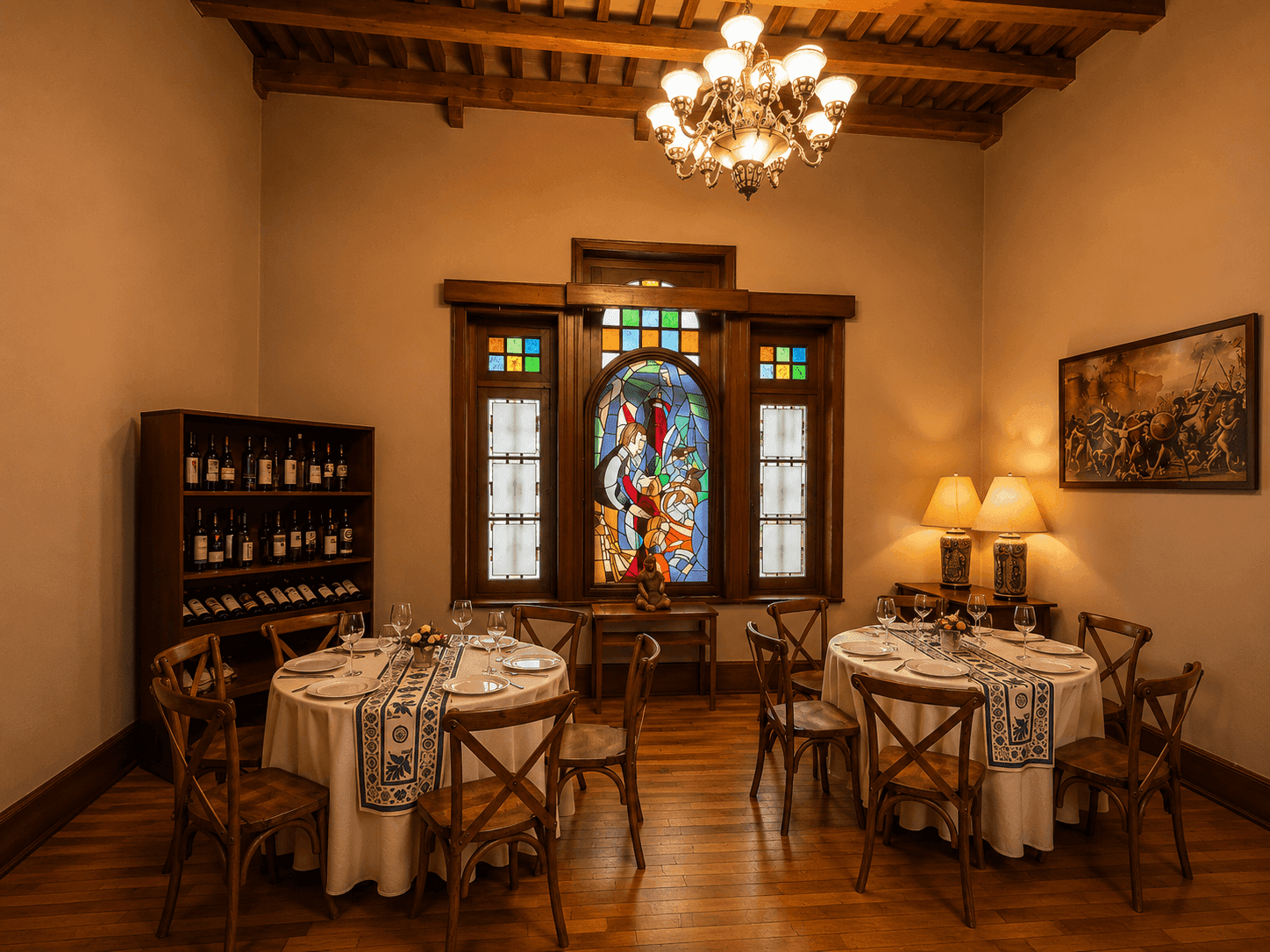 Salón histórico de Centro Cultural Quinta Soledad con vitrales y candiles