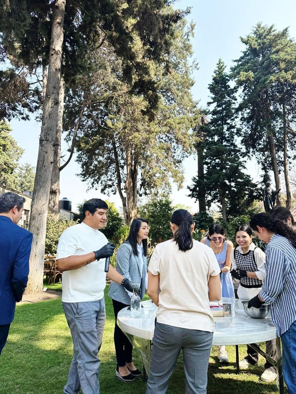 Bienvenida y registro a convenciones empresariales en la casona