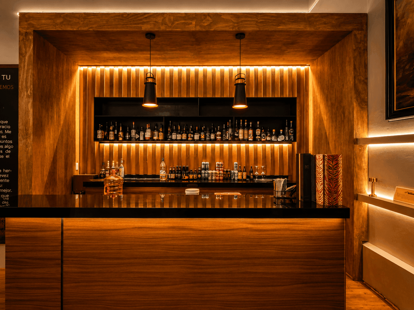 Barra de madera y cristalería histórica en Bar Alpestre