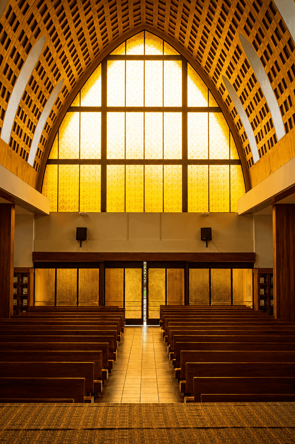 Bancas históricas de madera y perspectiva de la Capilla